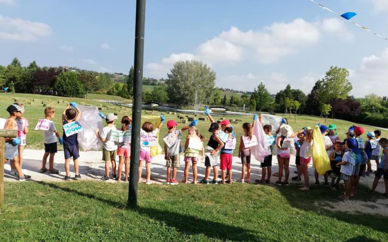 I bimbi del centro estivo sportivo ‘360 Sport’ scendono in campo per salvare l’ambiente: operazione pulizia al parco del Conca