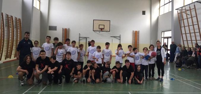 Più di 100 bambini alla festa di Natale del Coni tra partite di Dodgeball, hockey, castelli da costruire e percorsi ad ostacoli