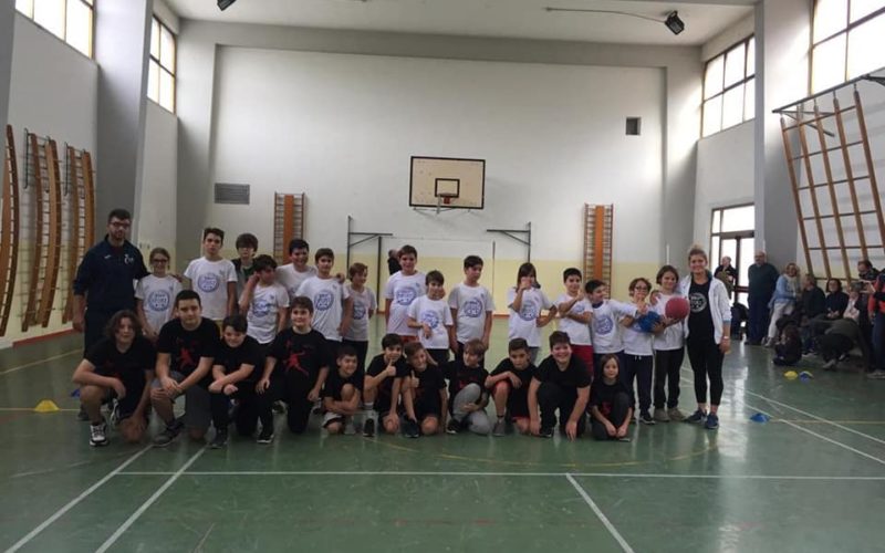 Più di 100 bambini alla festa di Natale del Coni tra partite di Dodgeball, hockey, castelli da costruire e percorsi ad ostacoli